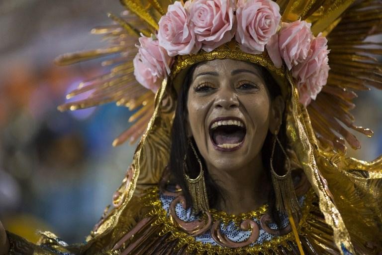 Beija-Flor encerra desfile das campe&atilde;s de 2018 levando o p&uacute;blico &agrave; avenida