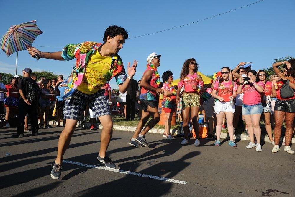 Muitos fizeram festa na Orla do Gua&iacute;ba na tarde deste domingo