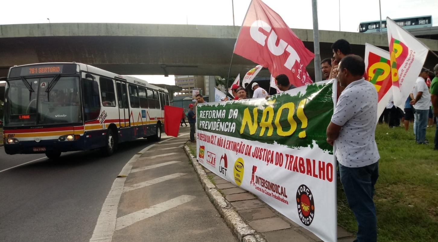 Protesto contra reforma da Previd&ecirc;ncia mobiliza centrais sindicais em Porto Alegre	