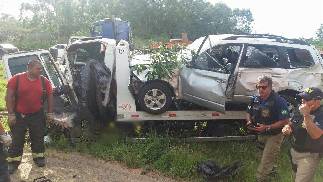Homem conduzia guincho que transportava uma caminhonete