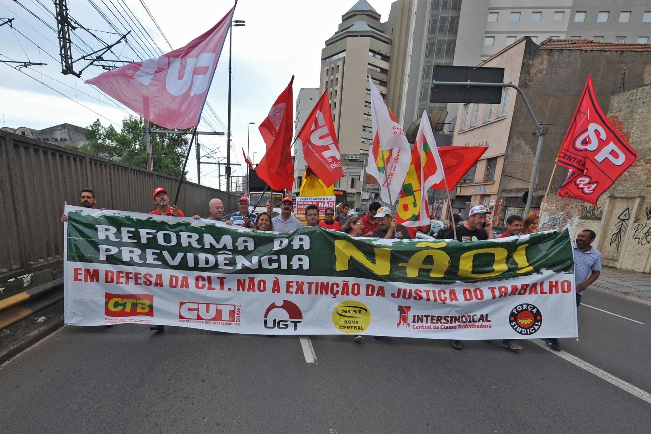 Manifestantes realizaram uma caminhada entre a Rodovi&aacute;ria at&eacute; a sede do INSS