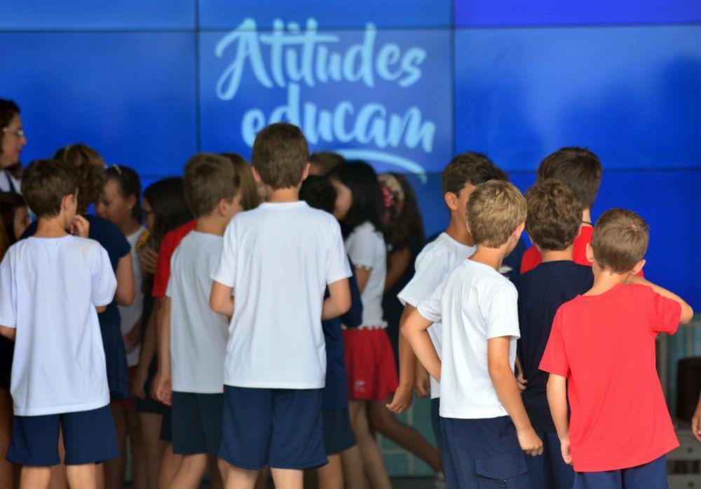 Grande n&uacute;mero de escolas iniciou o ano letivo nesta segunda-feira