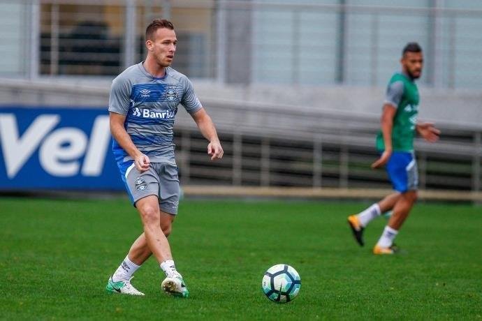 Arthur est&aacute; fora do jogo contra o Independiente