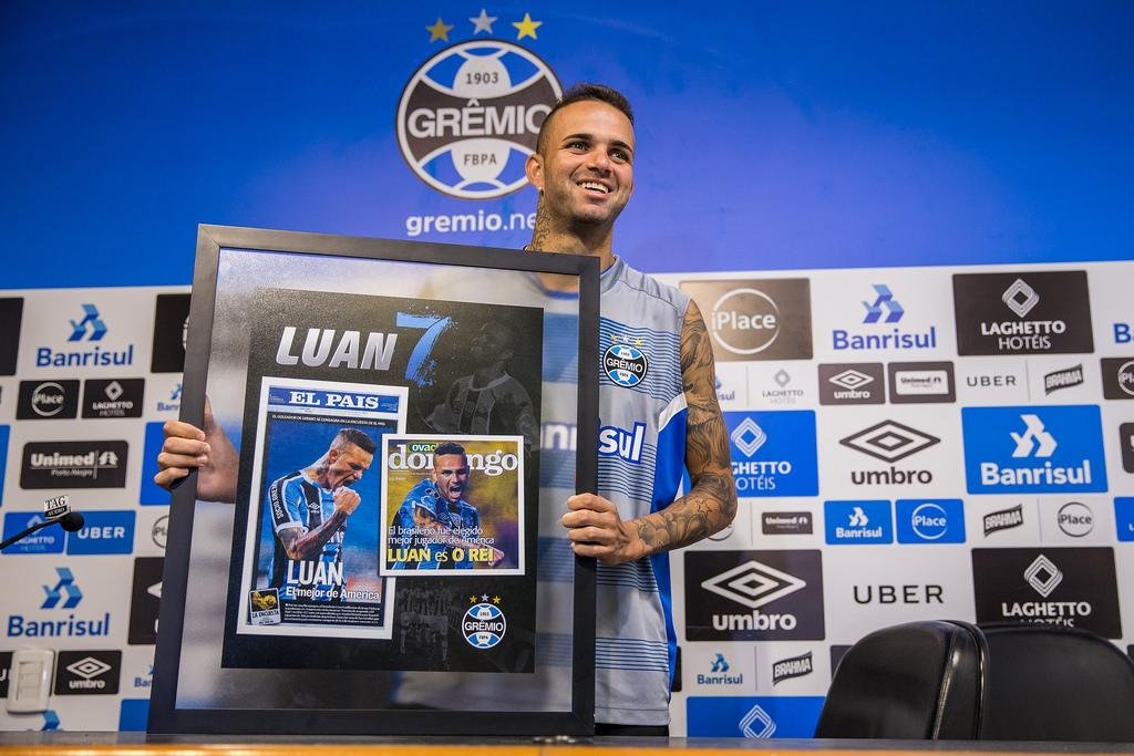 Luan recebeu homenagem por pr&ecirc;mio de melhor jogador da Am&eacute;rica em 2017