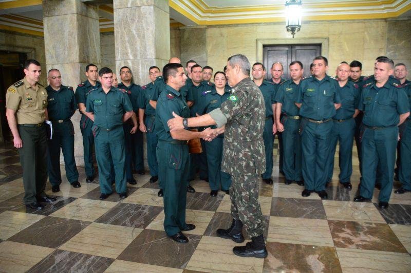 General Braga Netto (&agrave; direita) ser&aacute; interventor na seguran&ccedil;a p&uacute;blica do Rio 