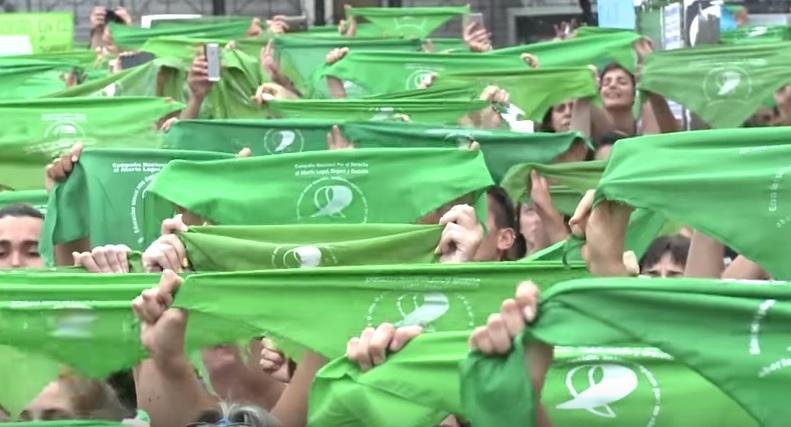 Manifesta&ccedil;&atilde;o em favor do aborto legal re&uacute;ne milhares na Argentina 