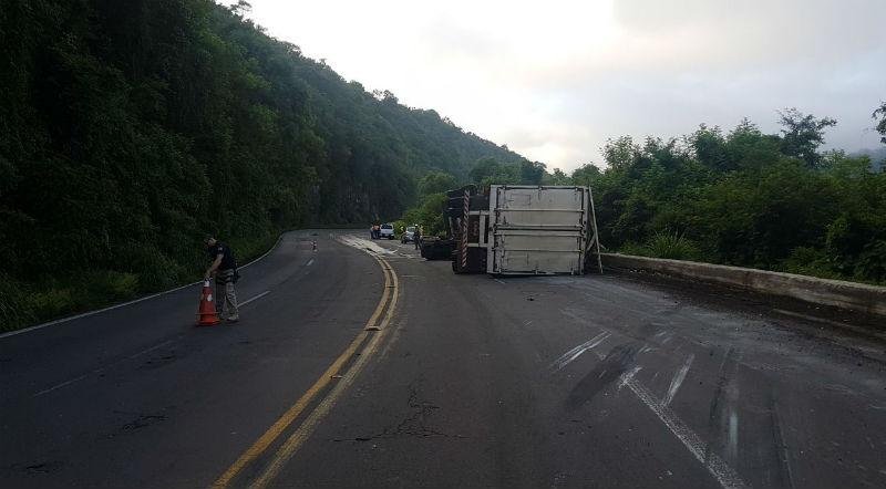 Caminh&atilde;o tomba e passageira morre em Pouso Novo 