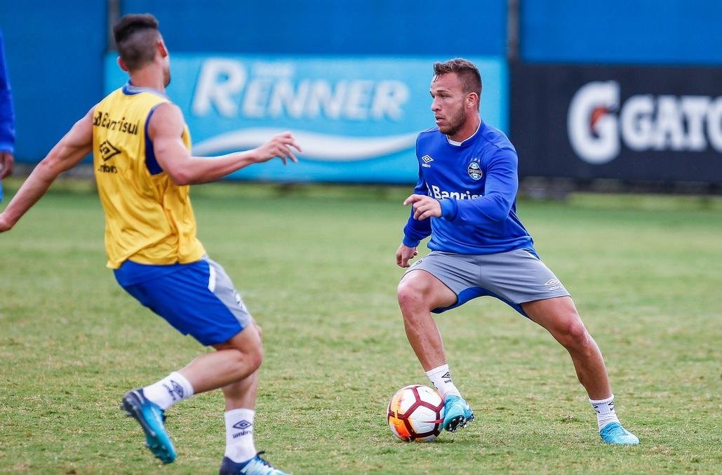 Jornal espanhol coloca Arthur como jogador similar a Xavi e Iniesta 