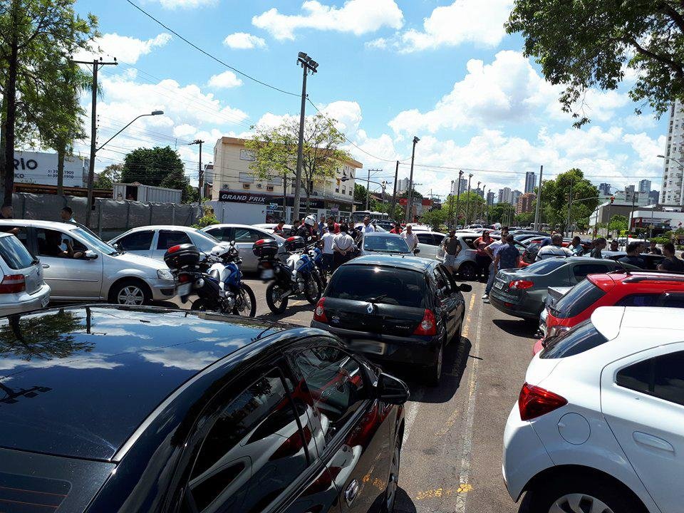Os motoristas se reuniram na pista de eventos no Centro do munic&iacute;pio