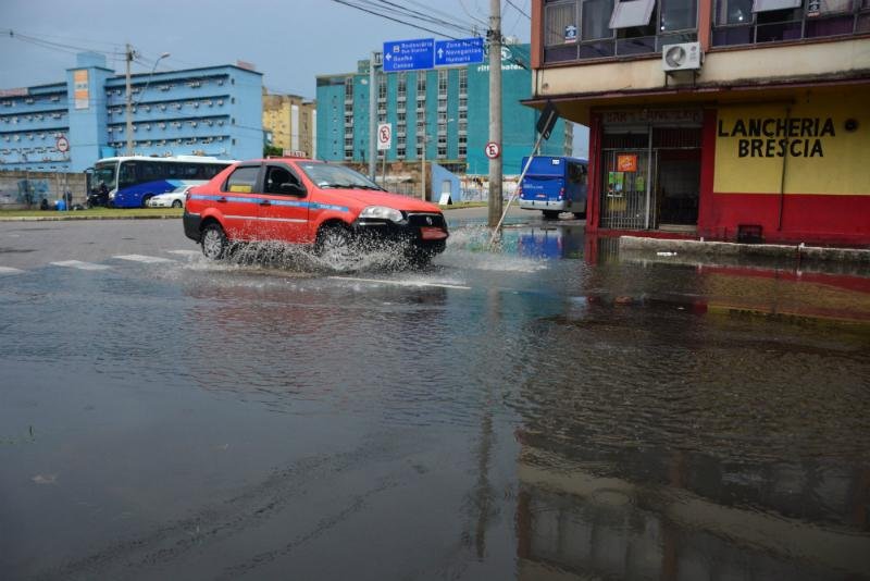 Chuva alaga ruas de Porto Alegre