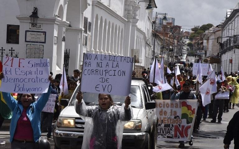 Bolivianos v&atilde;o &agrave;s ruas a favor e contra recandidatura de Morales