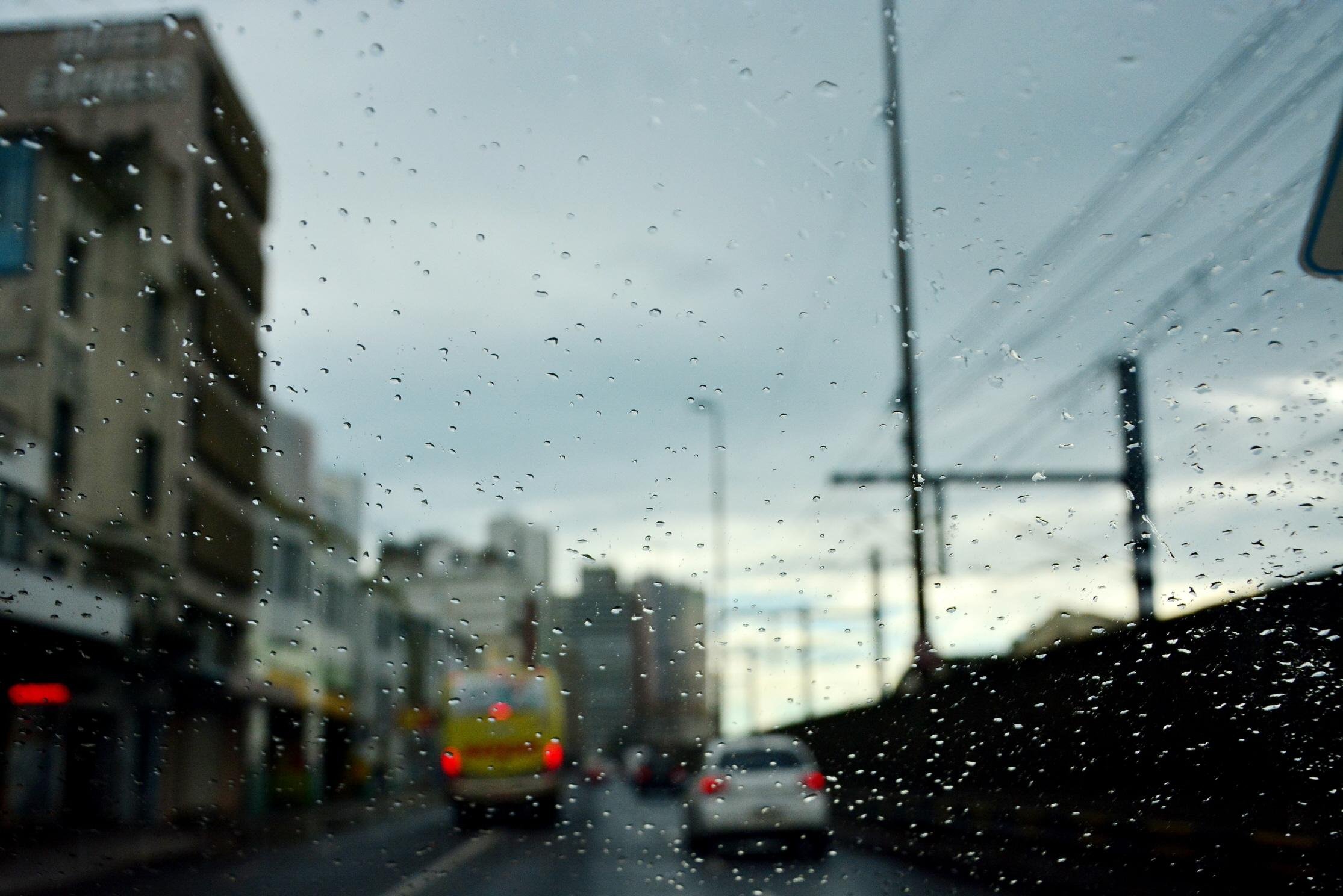 Tempo come&ccedil;a a melhorar, mas chuva ainda afeta Leste do RS
