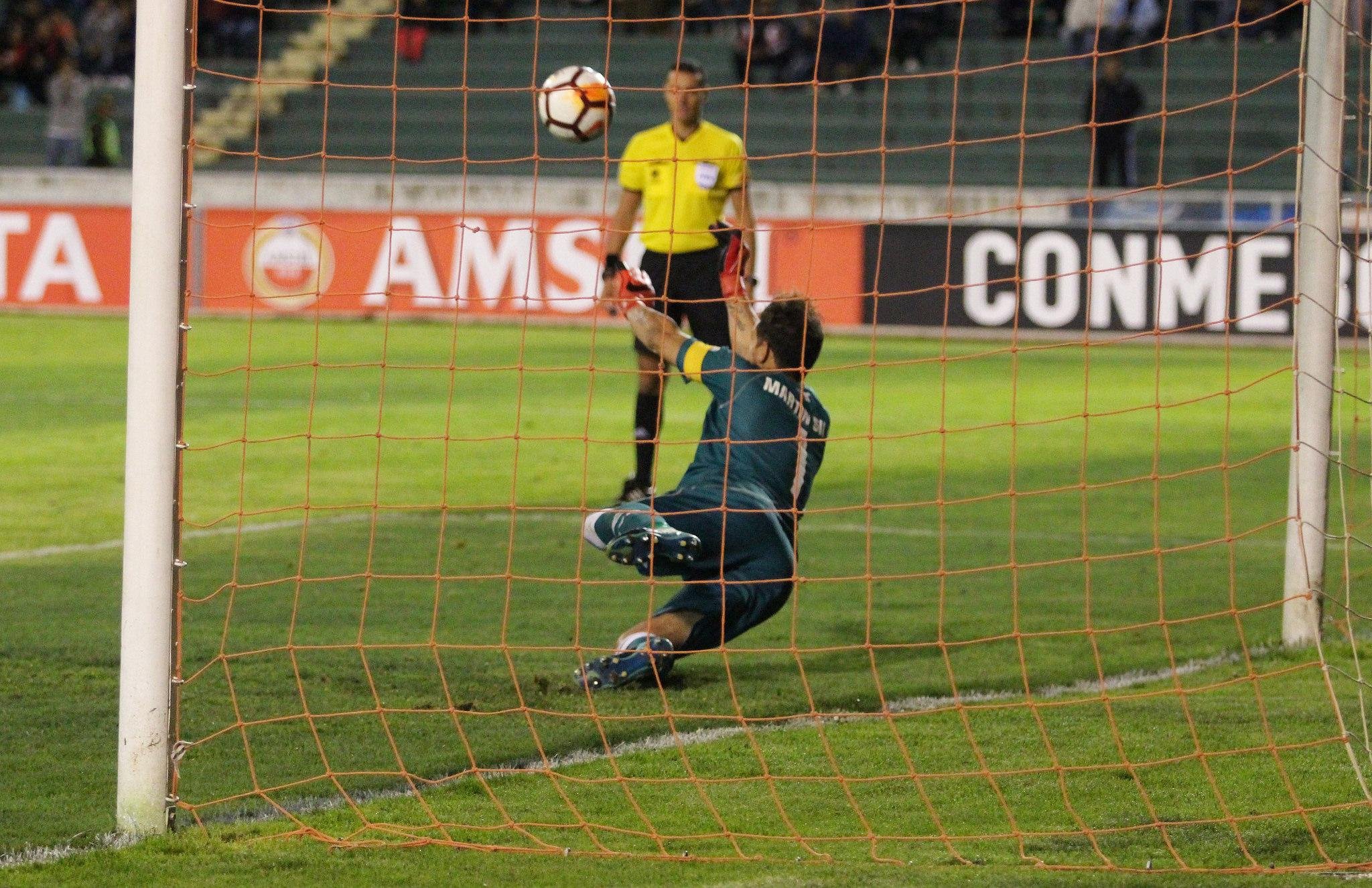 Mart&iacute;n Silva defendeu tr&ecirc;s p&ecirc;naltis e garantiu classifica&ccedil;&atilde;o do Vasco