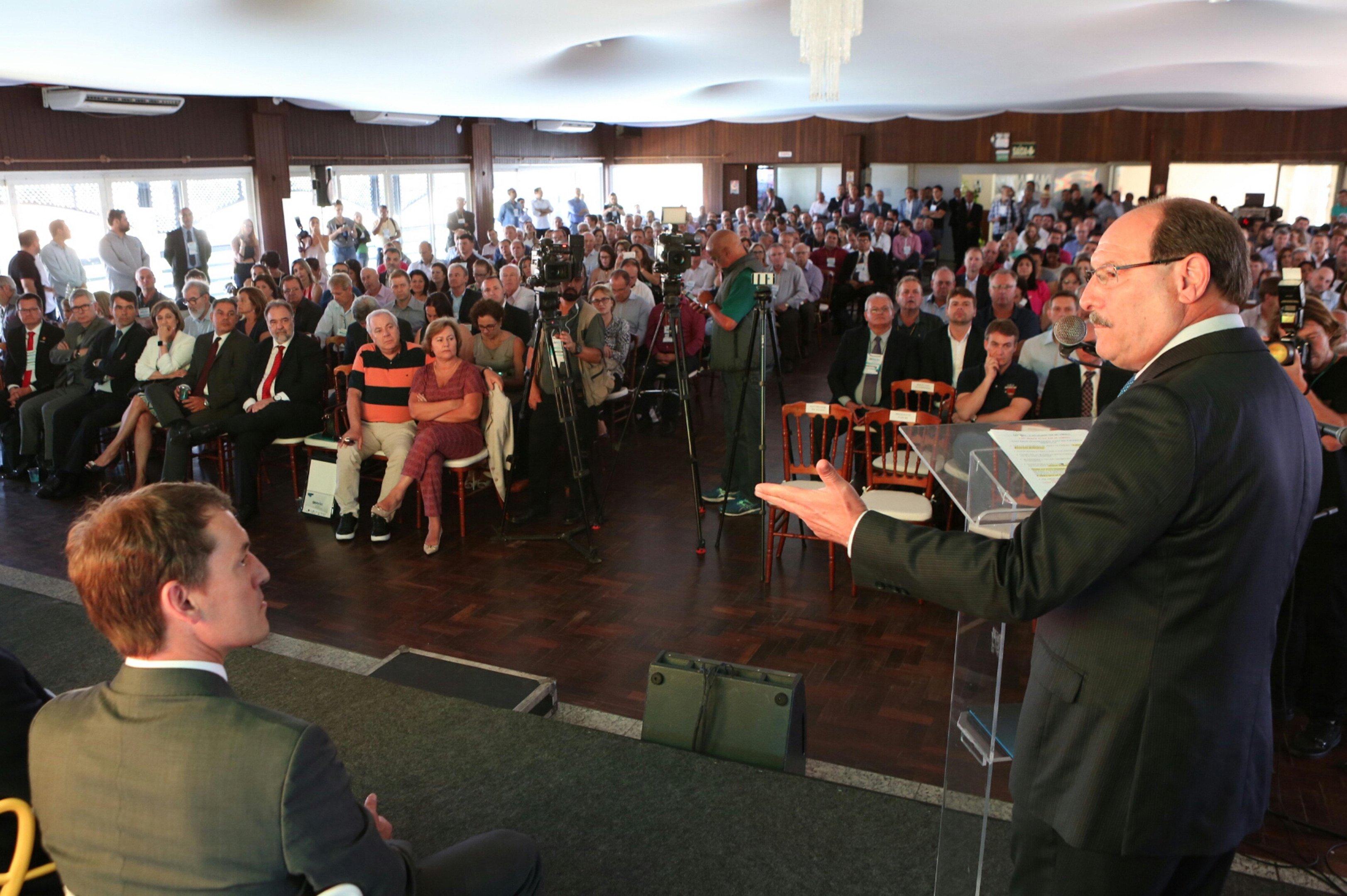 Sartori fez o an&uacute;ncio na abertura da Assembleia de Ver&atilde;o da Federa&ccedil;&atilde;o das Associa&ccedil;&otilde;es de Munic&iacute;pios do Rio Grande do Sul 