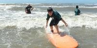 Apesar da diminuição no número de alunos, escolas de surfe resistem no Litoral 
