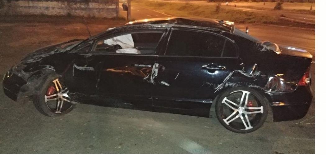 Carro capotou ap&oacute;s pneu estourar na BR 116, em S&atilde;o Leopoldo