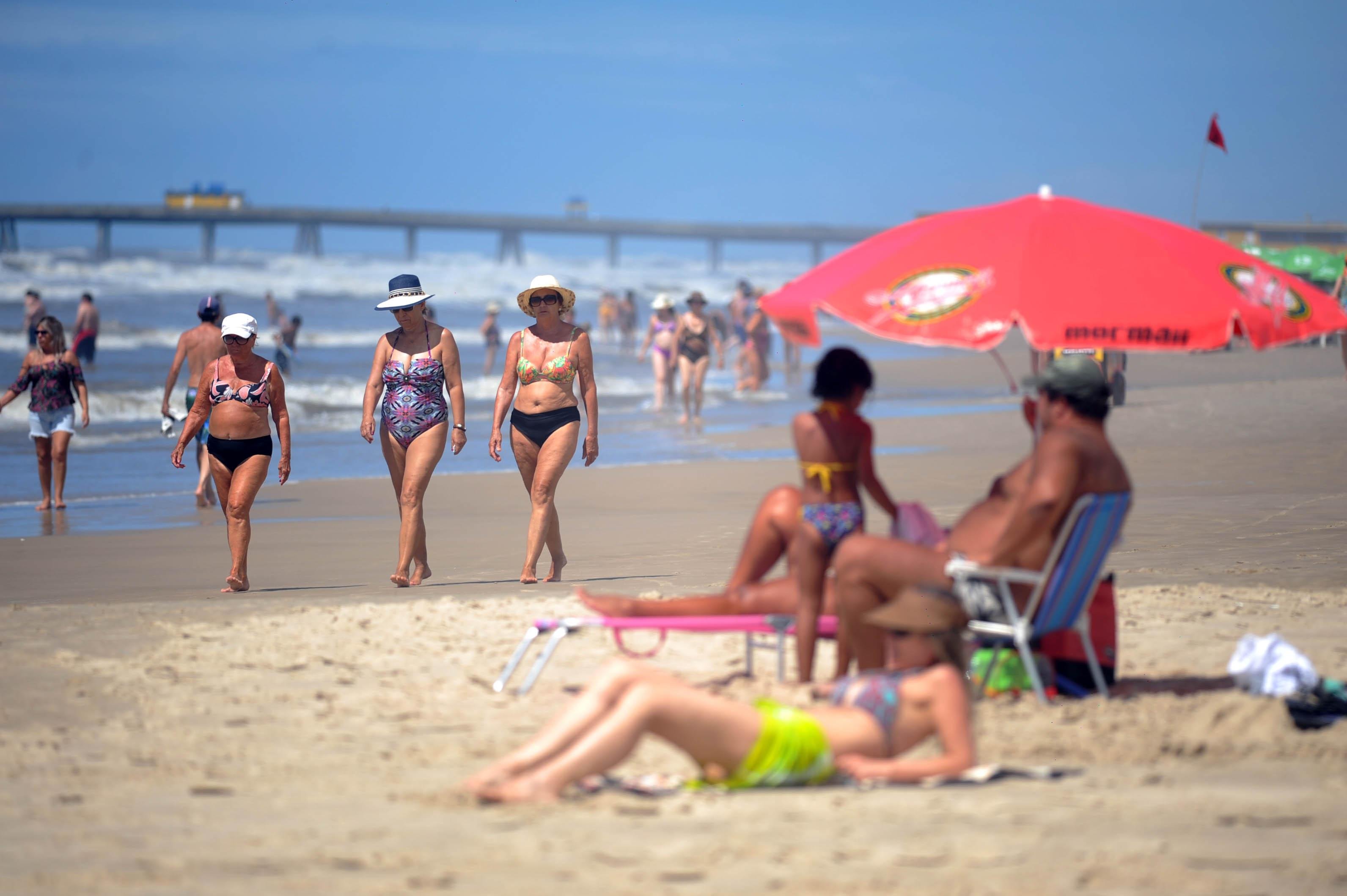 Sol forte e mar agitado marcam sexta-feira em Tramanda&iacute; 