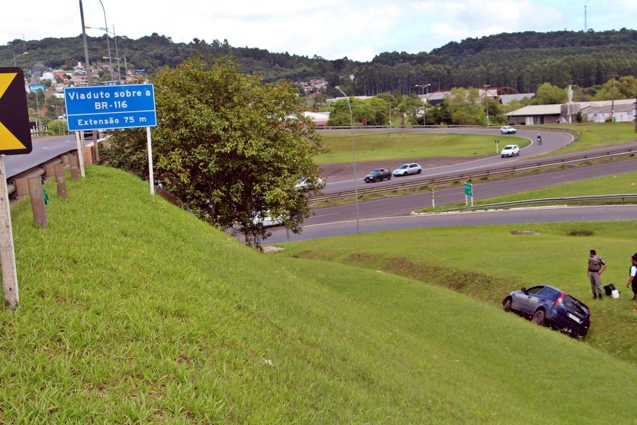 Criminosos capotaram o ve&iacute;culo durante fuga