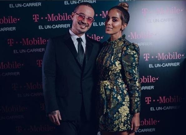 Artista cantou as m&uacute;sicas "Machika" e "Downtown" com J. Balvin no Pr&ecirc;mio Lo Nuestro