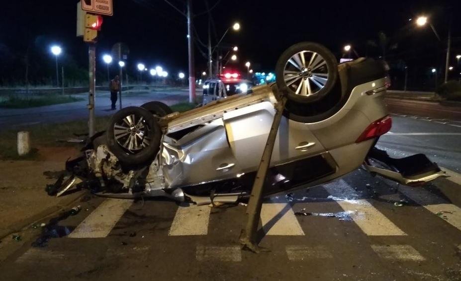 Carro ficou virado na via, em meio a peda&ccedil;os de garrafas de bebidas, sem ocupantes