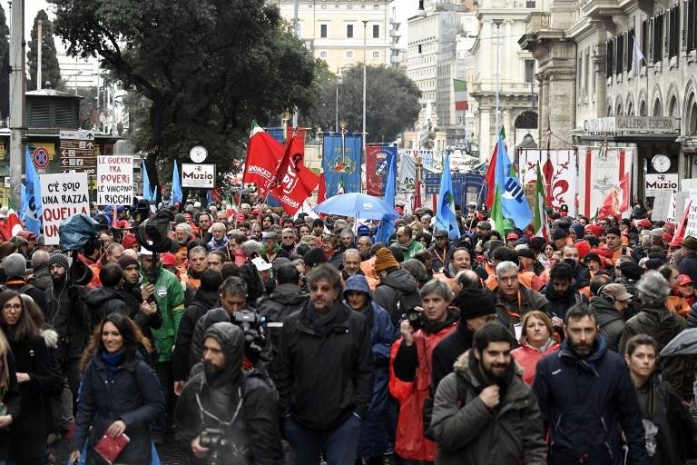 Italianos marcham sob o slogan "facismo nunca mais"