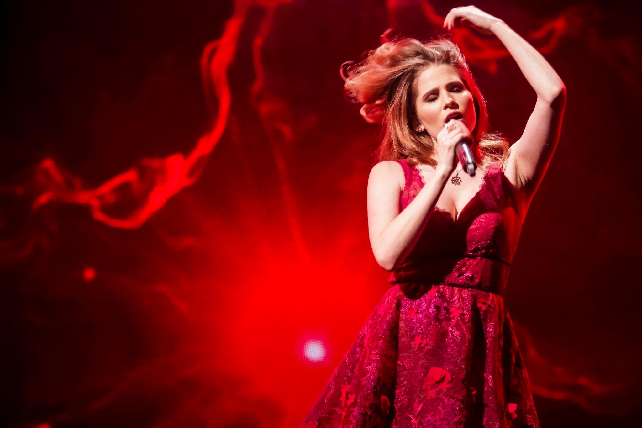 Laura Rizzotto briga por vaga na final de festival de m&uacute;sica