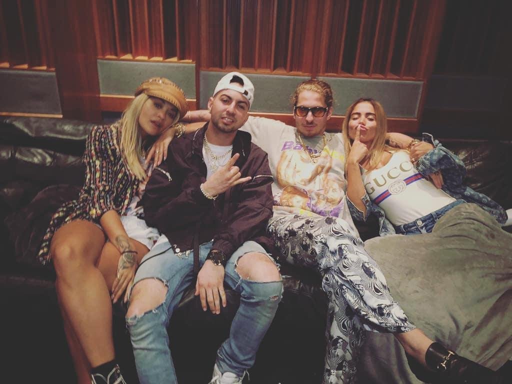 Anitta publica foto com Rita Ora e indica nova parceria internacional