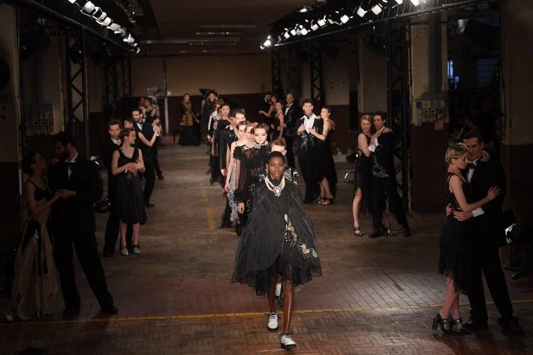 Estilista Antonio Marras faz homenagem aos imigrantes na Semana de Moda de Mil&atilde;o