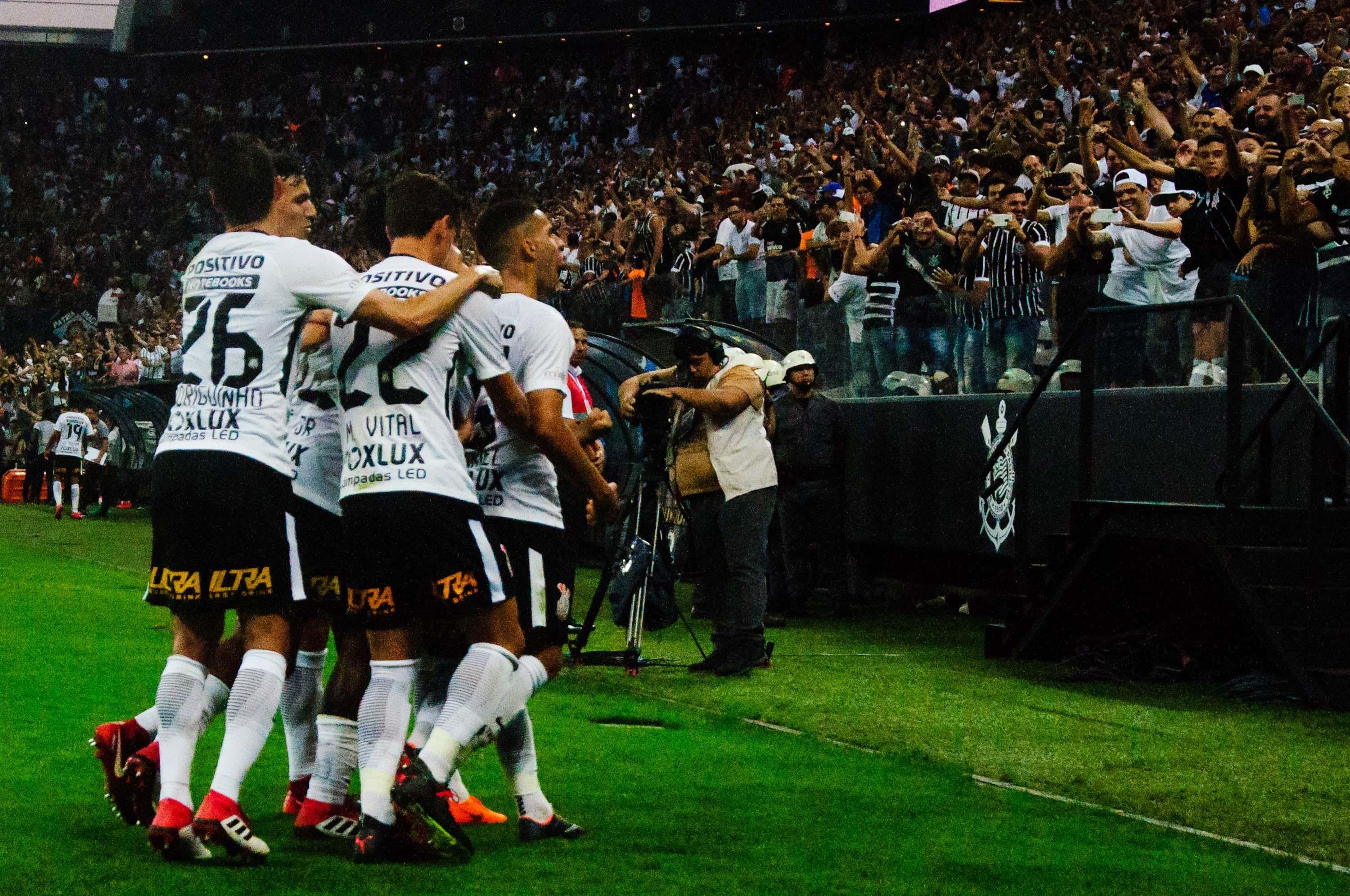 Com gola&ccedil;o, pol&ecirc;mica e p&ecirc;naltis, Corinthians supera Palmeiras por 2 a 0