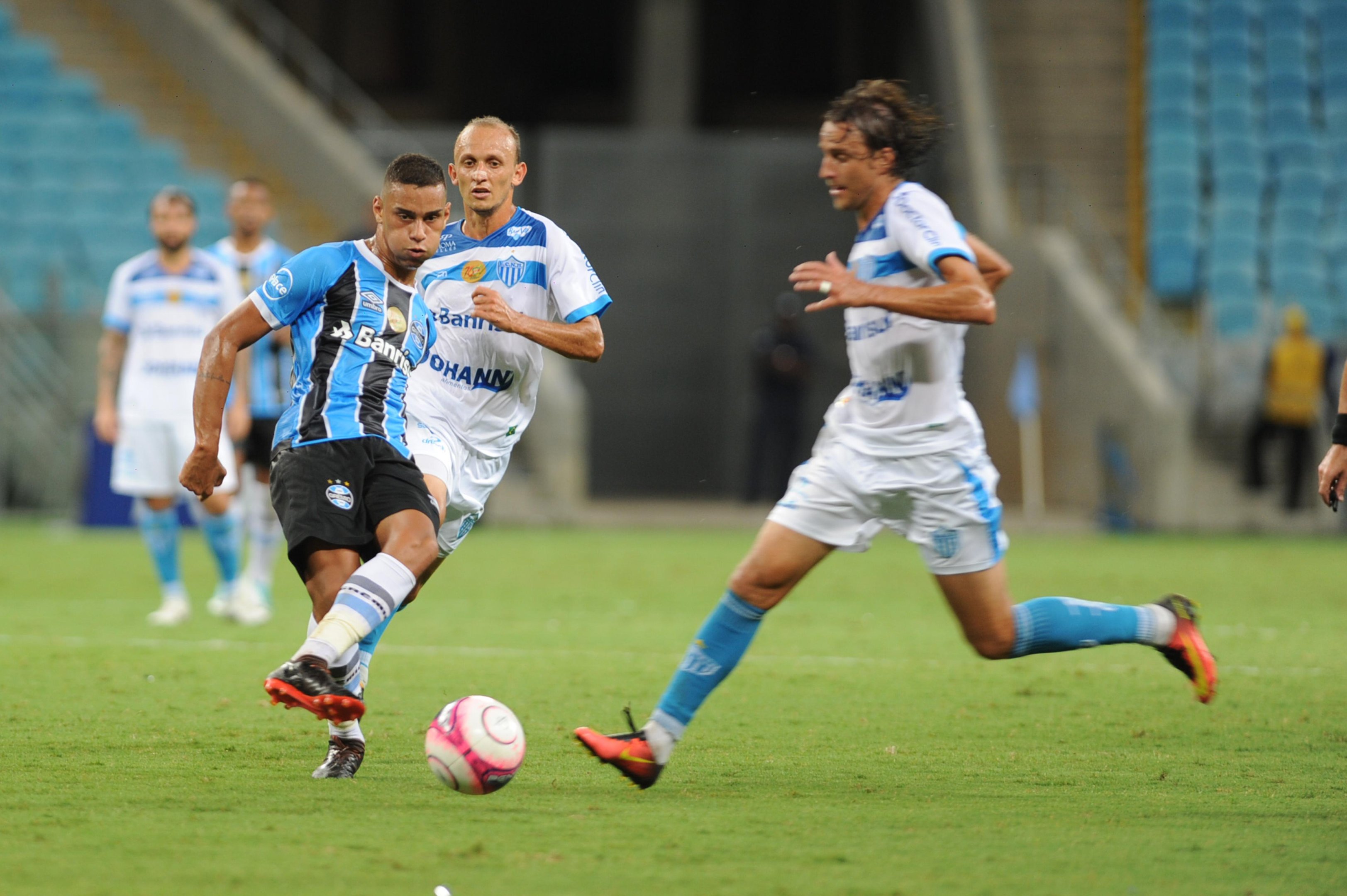 Jogadores celebram vit&oacute;ria e gol de Jael contra Novo Hamburgo 
