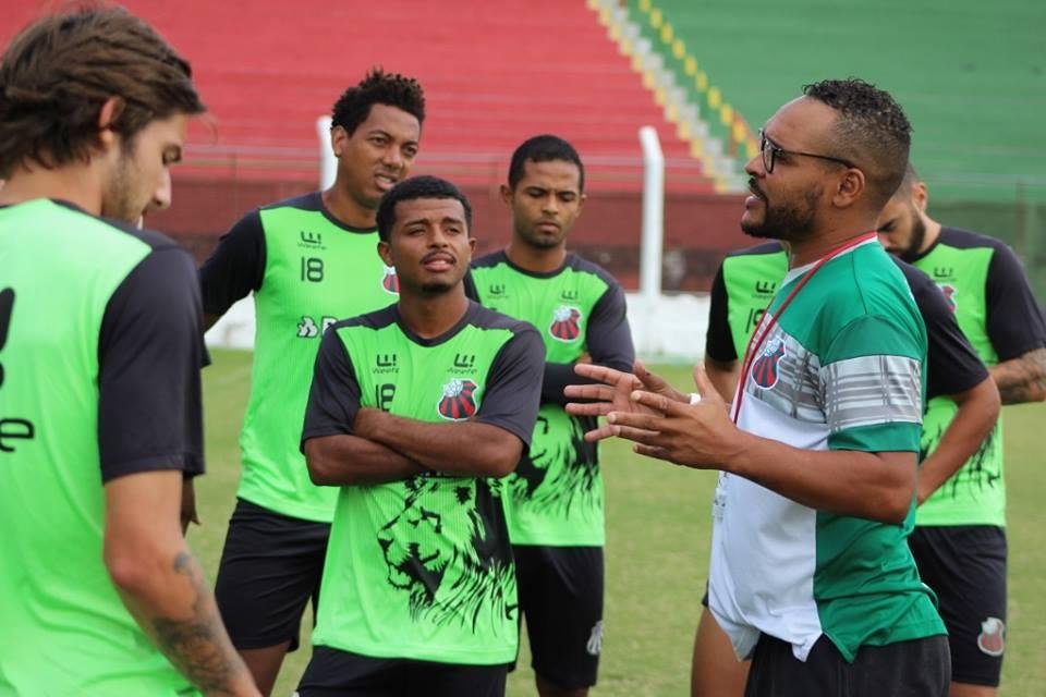 Time venceu apenas na estreia sob o comando do treinador