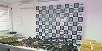 PRF apreende 12 fuzis e 33 pistolas que seriam levadas à Maré
