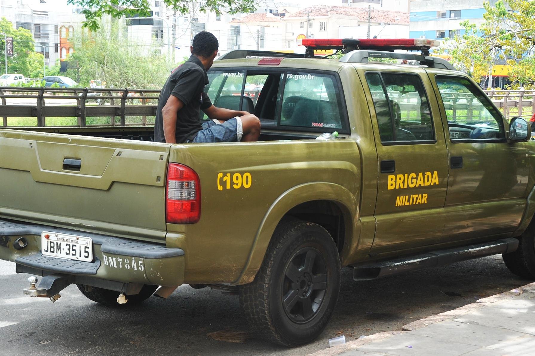 Tr&ecirc;s viaturas da Brigada Militar estavam na manh&atilde; desta ter&ccedil;a sendo utilizadas para reter quatro presos 