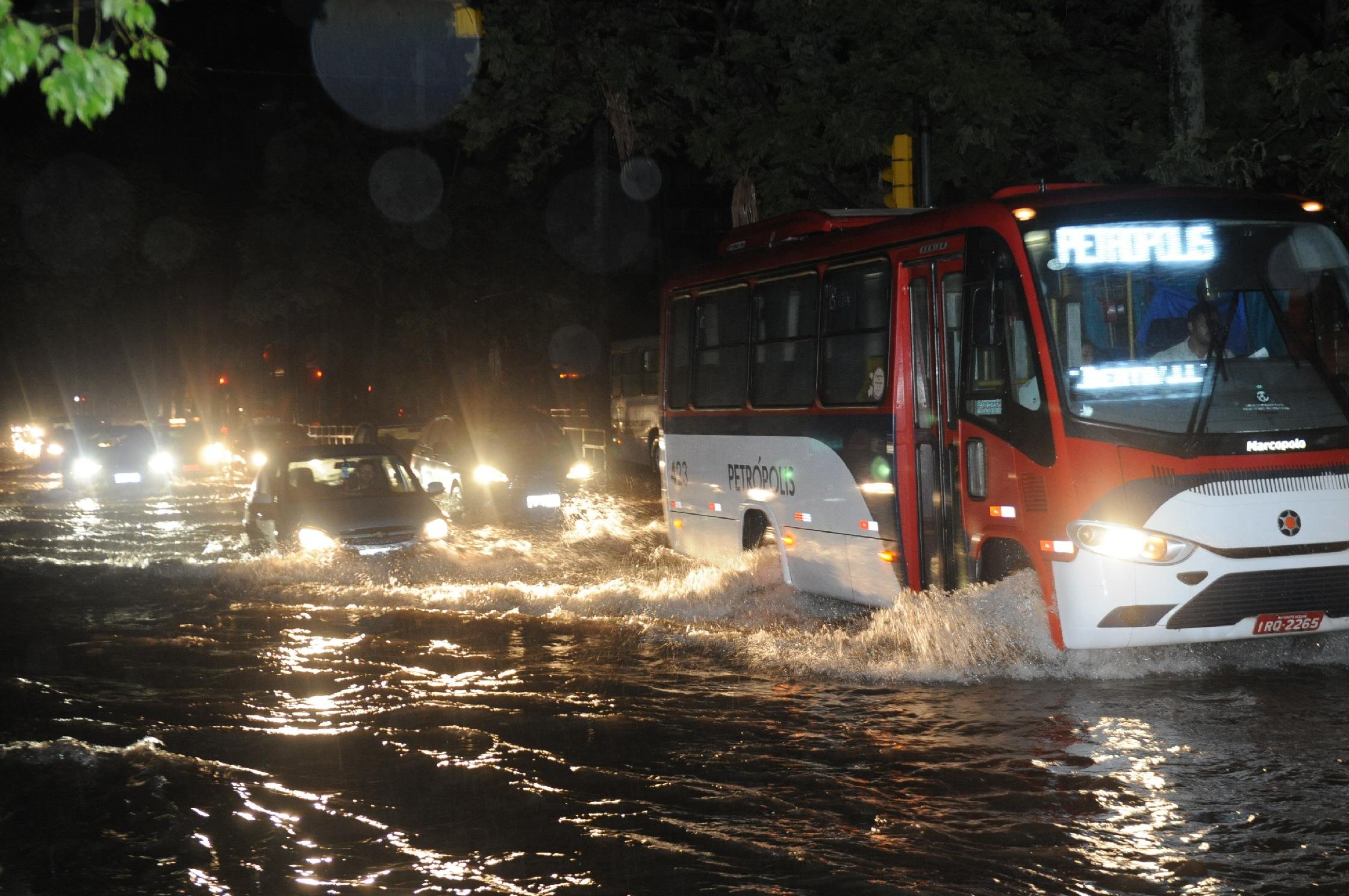 Forte chuva deixou 25 mil casas sem luz na regi&atilde;o Metropolitana