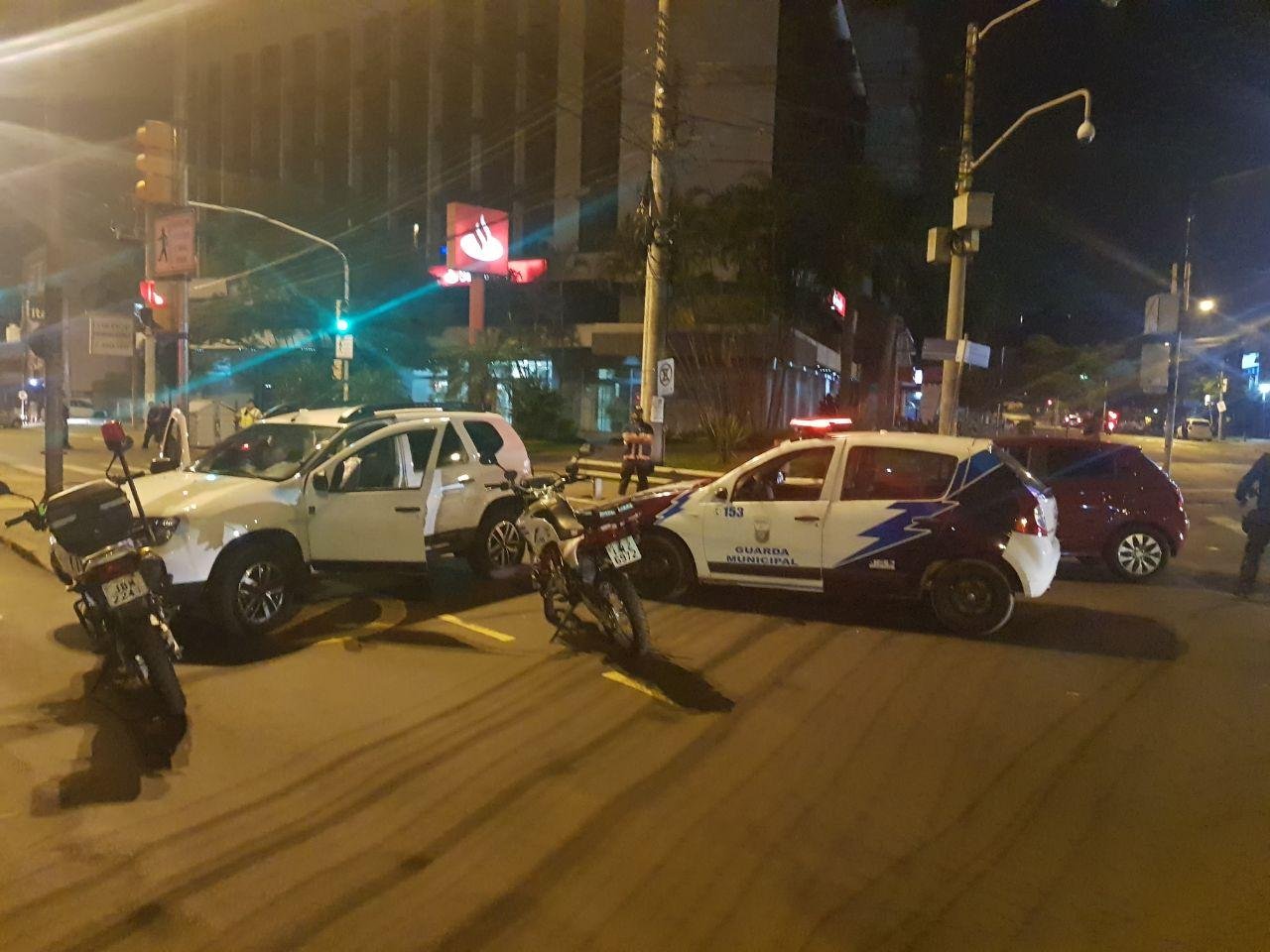 Ve&iacute;culo colidiu contra &aacute;rvore ap&oacute;s tentar fugir de barreira