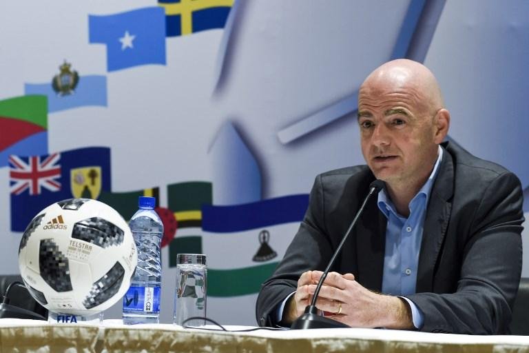 Pol&iacute;tica n&atilde;o pode interferir no futebol, diz presidente da Fifa
