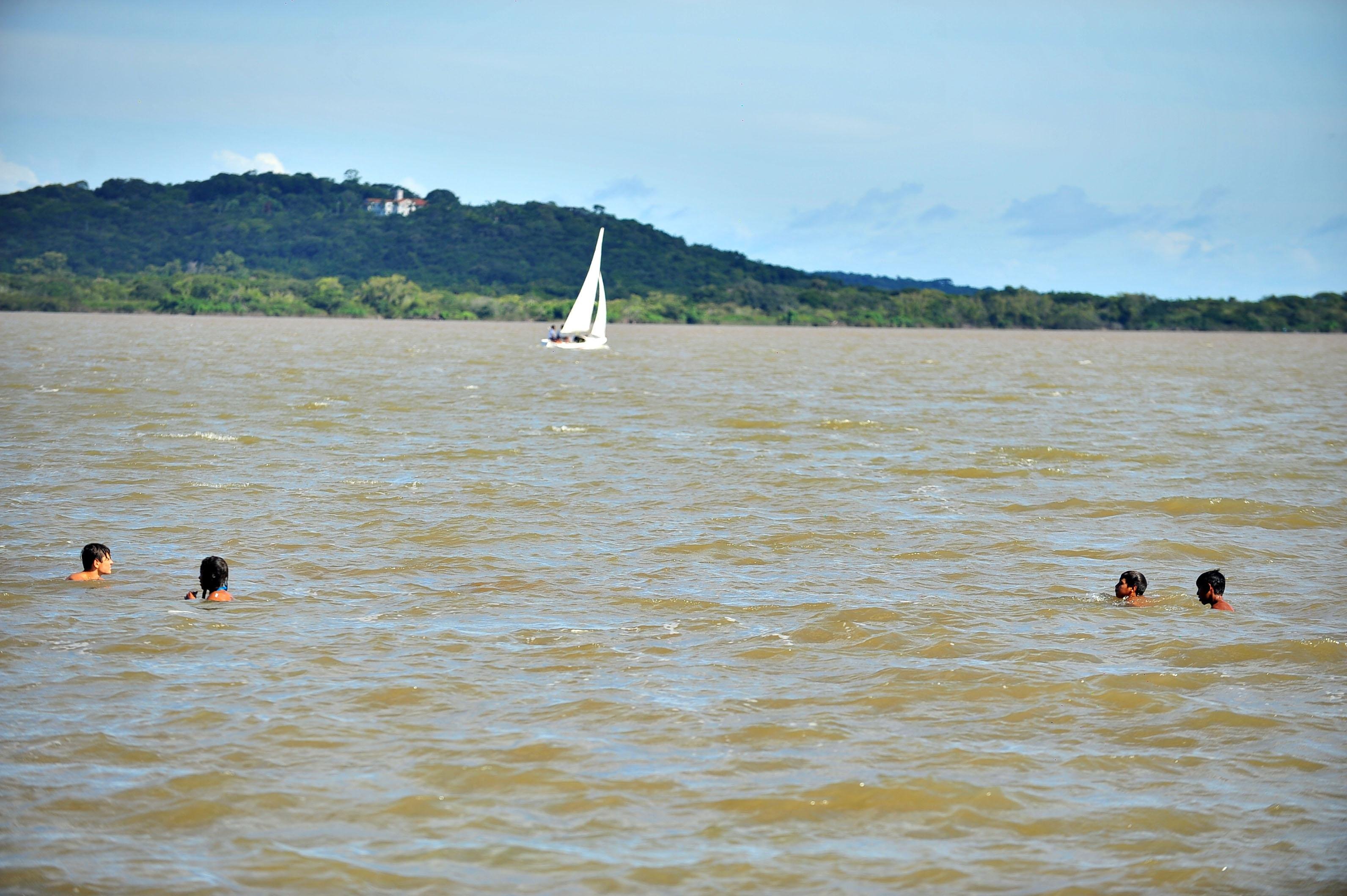 S&aacute;bado ensolarado e quente atraiu banhistas &agrave;s praias da zona Sul de Porto Alegre