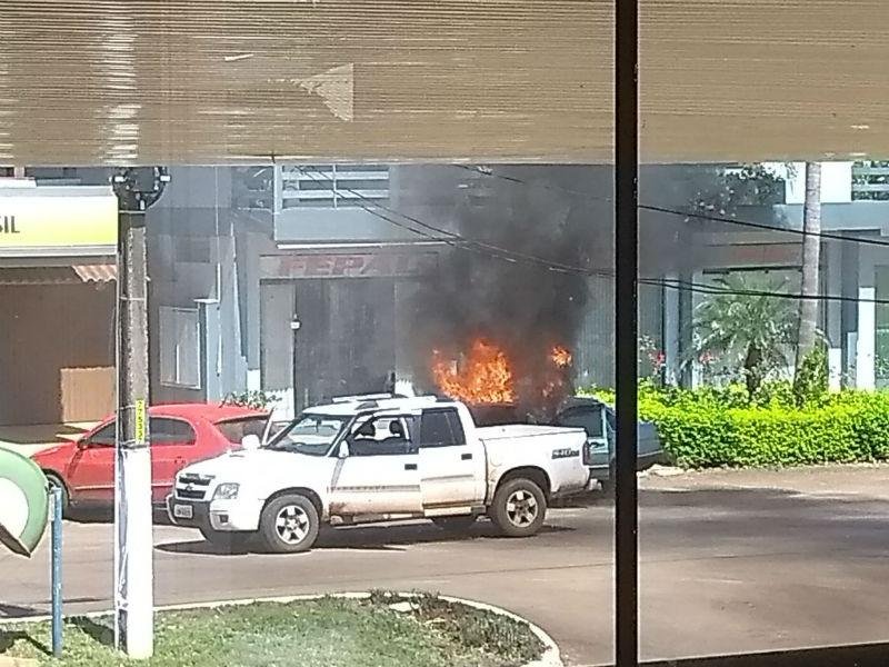 Criminosos fugiram em uma caminhonete S10 branca em Tr&ecirc;s Palmeiras