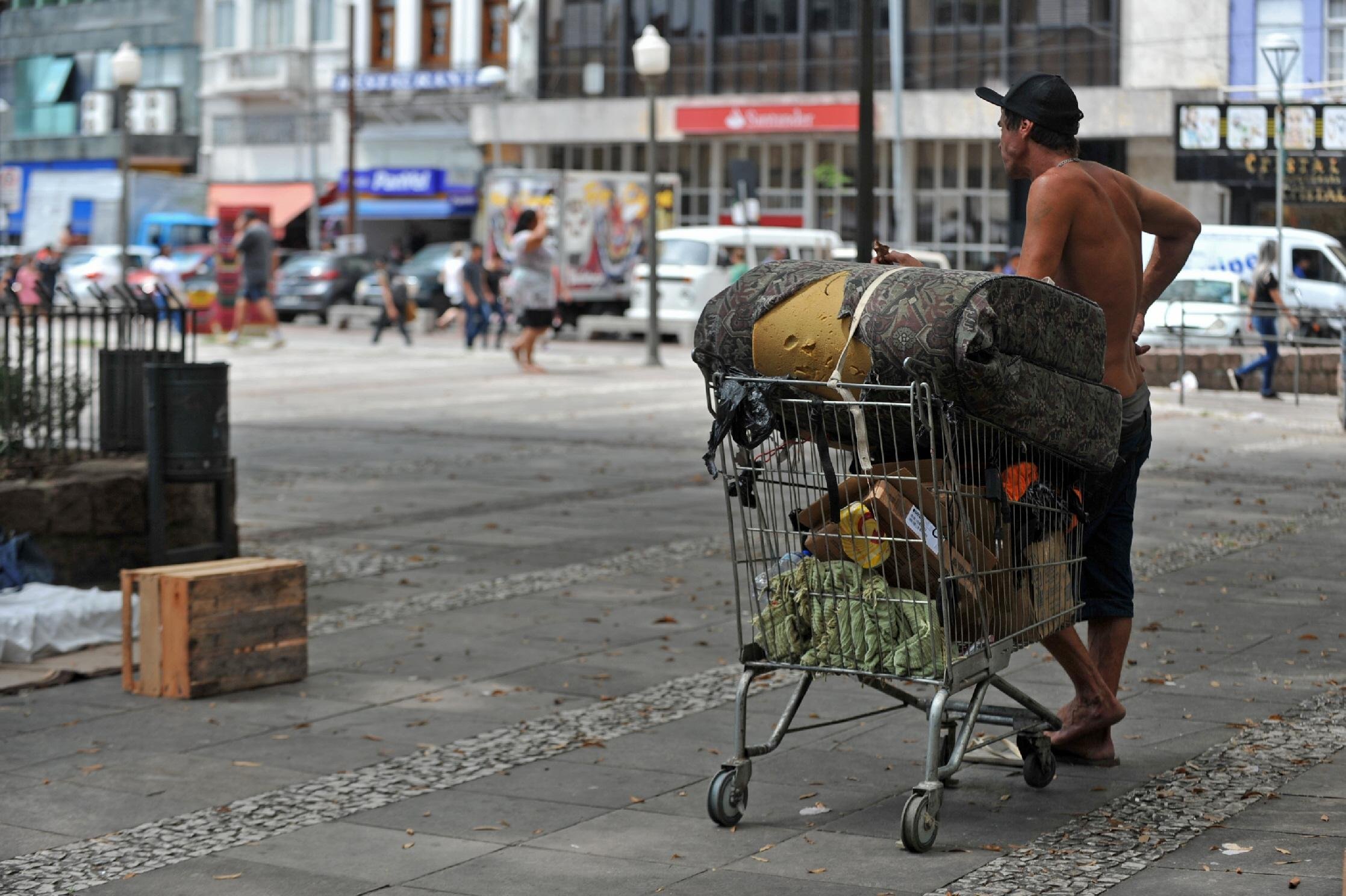 Fasc admite que popula&ccedil;&atilde;o de moradores de rua deve estar crescendo em Porto Alegre