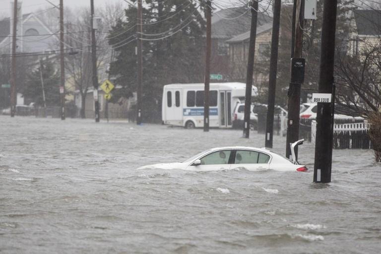 Chuva alagou ruas em Massachussets