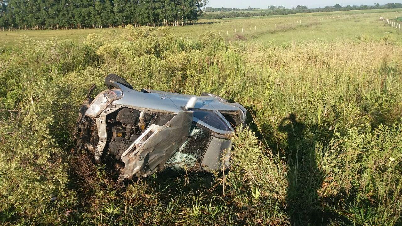 Carro capotou diversas vezes ap&oacute;s parar fora da pista