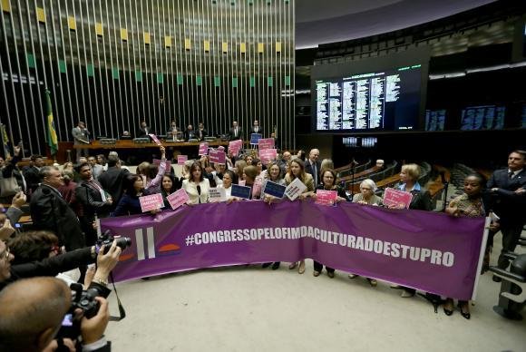 Bancada feminina, em ato contra a cultura do estupro, realizado h&aacute; cerca de dois anos 
