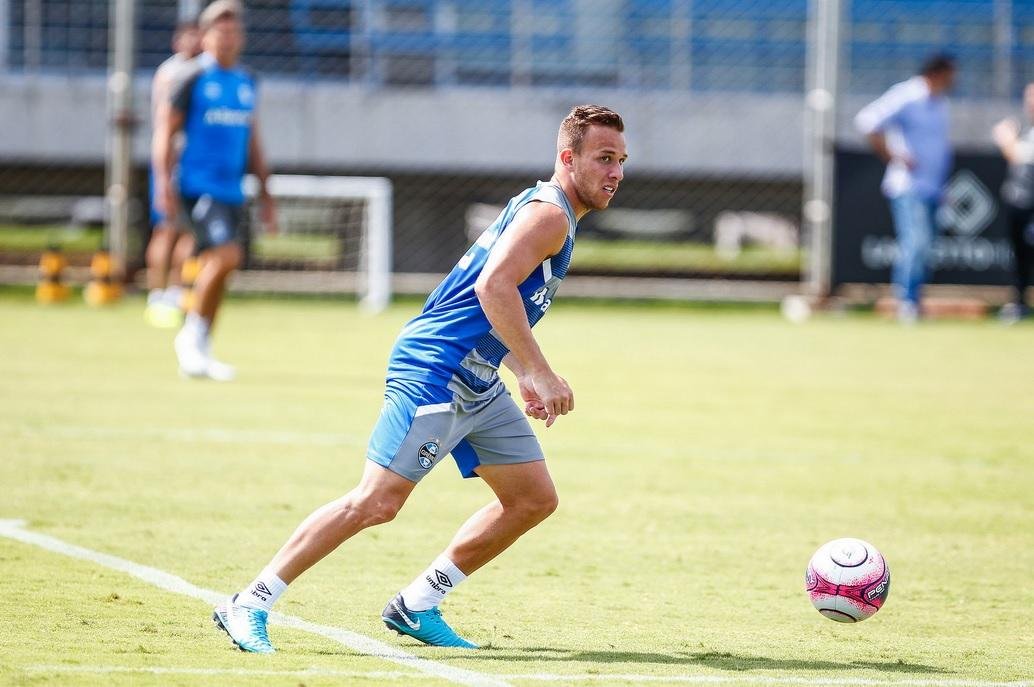 Representantes do Gr&ecirc;mio est&atilde;o na Espanha para finalizar venda de Arthur