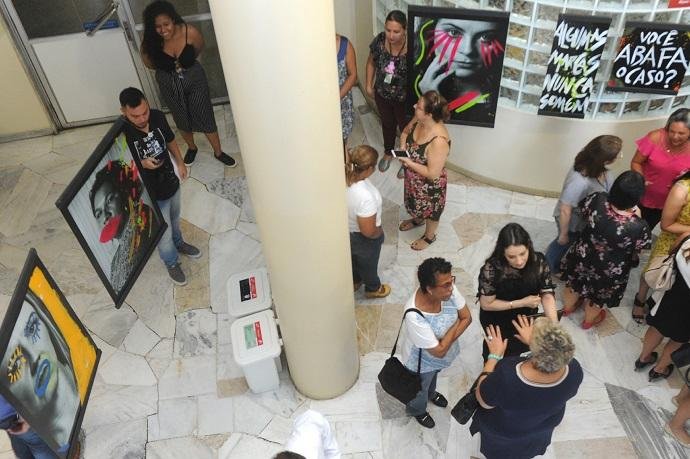 Mostra est&aacute; instalada no sagu&atilde;o do Hospital F&ecirc;mina