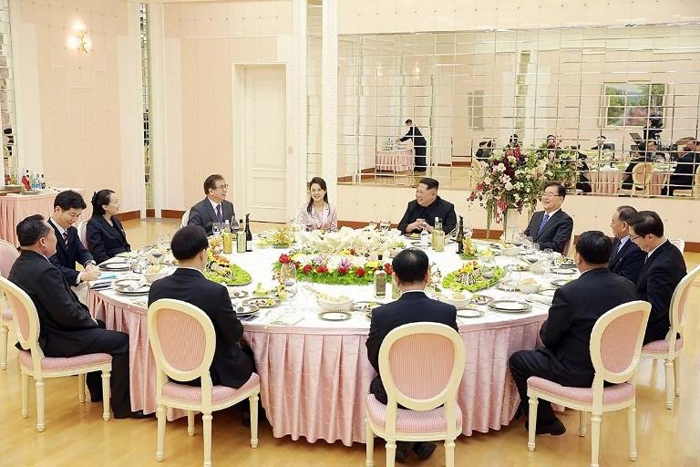 Kim Jong Un e delega&ccedil;&atilde;o sul-coreana debatem distens&atilde;o 