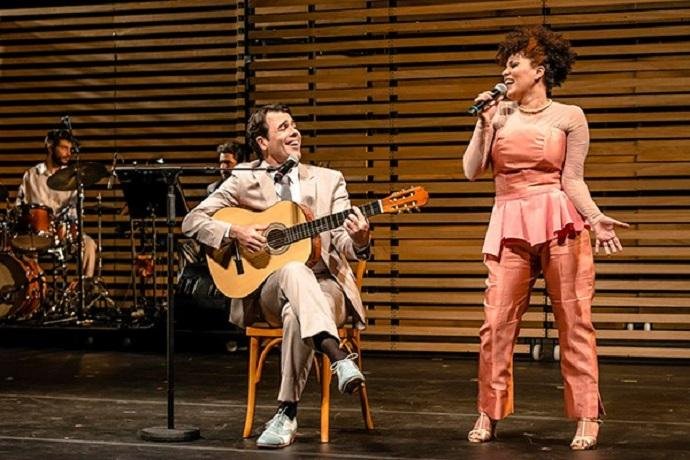 Espet&aacute;culo tra&ccedil;a um panorama da Bossa Nova e aborda a sua import&acirc;ncia para a m&uacute;sica brasileira por meio de can&ccedil;&otilde;es e hist&oacute;rias