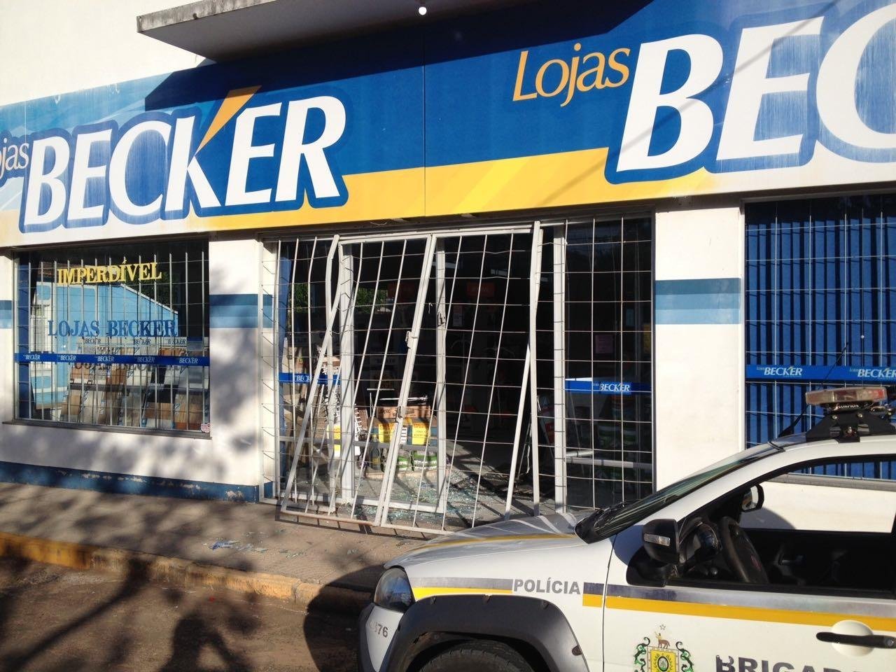 Criminosos arrombaram estabelecimento comercial