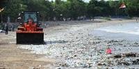Mergulhador divulga vídeo que exibe mar de lixo nas águas de Bali