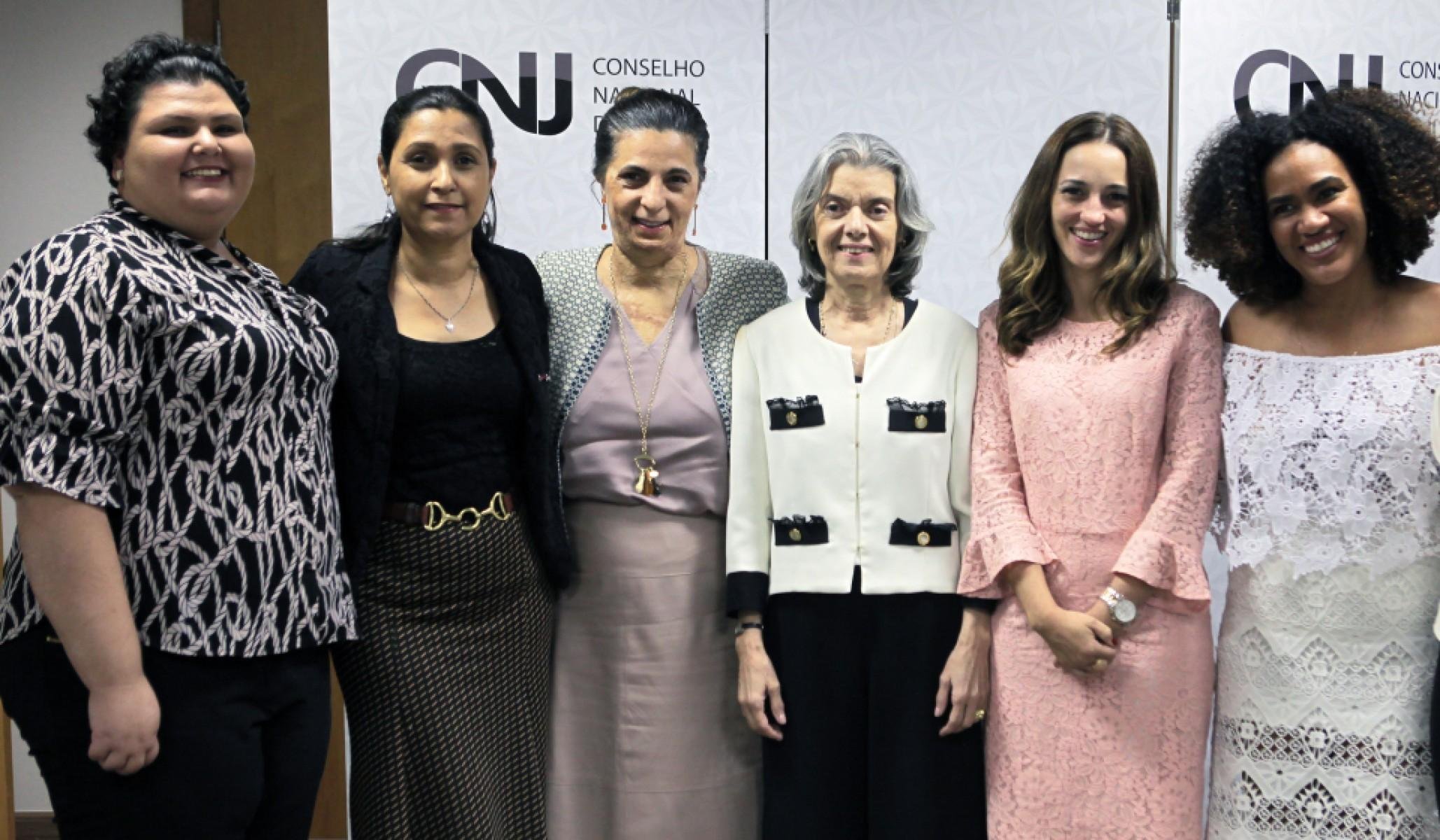 C&aacute;rmen L&uacute;cia recebe mulheres e ouve relatos de barb&aacute;rie, dor e tristeza