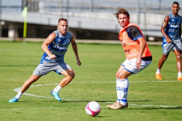Arthur voltou a jogar na vit&oacute;ria sobre o S&atilde;o Paulo